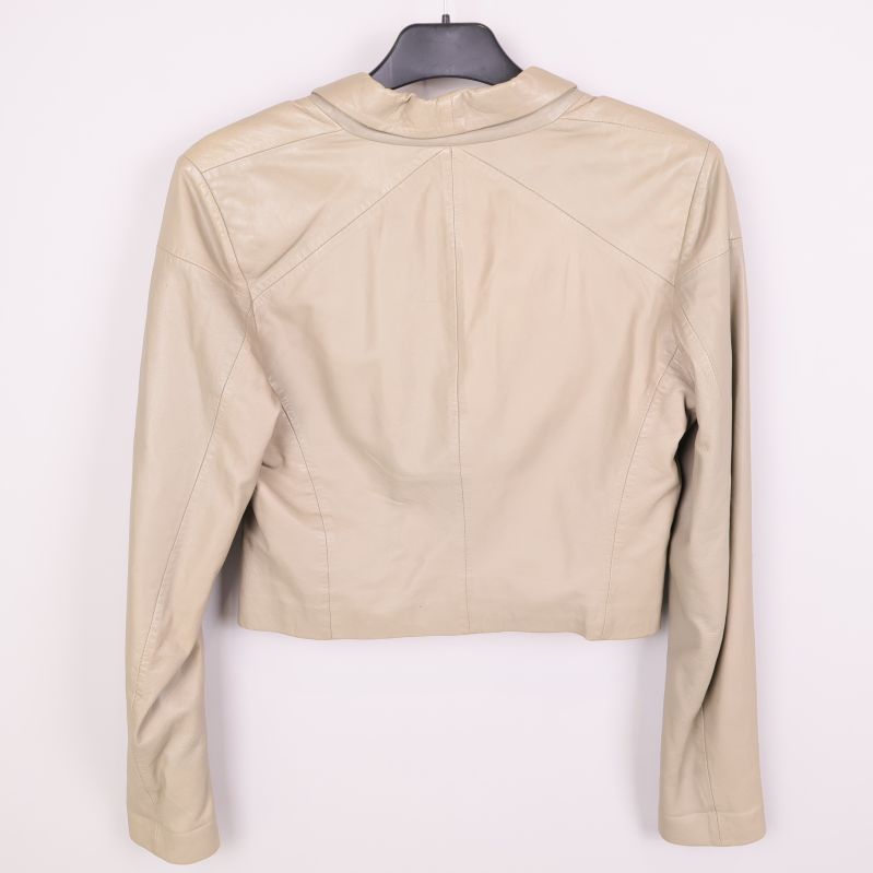Baksidan av kort beige kavaj i skinn