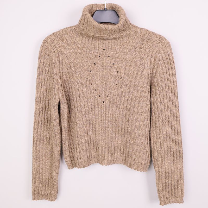 Ribbstickad beige polotröja med hålmönster framtill