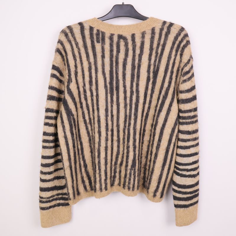 Stickad tröja med randigt mönster visad bakifrån
