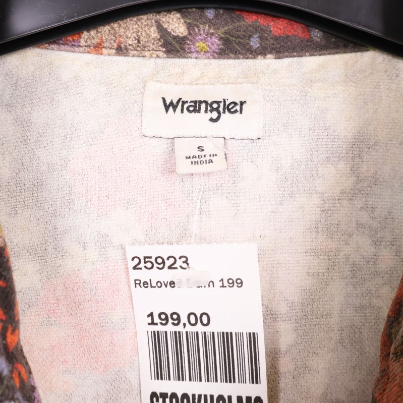 Wrangler etikett samt prisetikett inuti kragen
