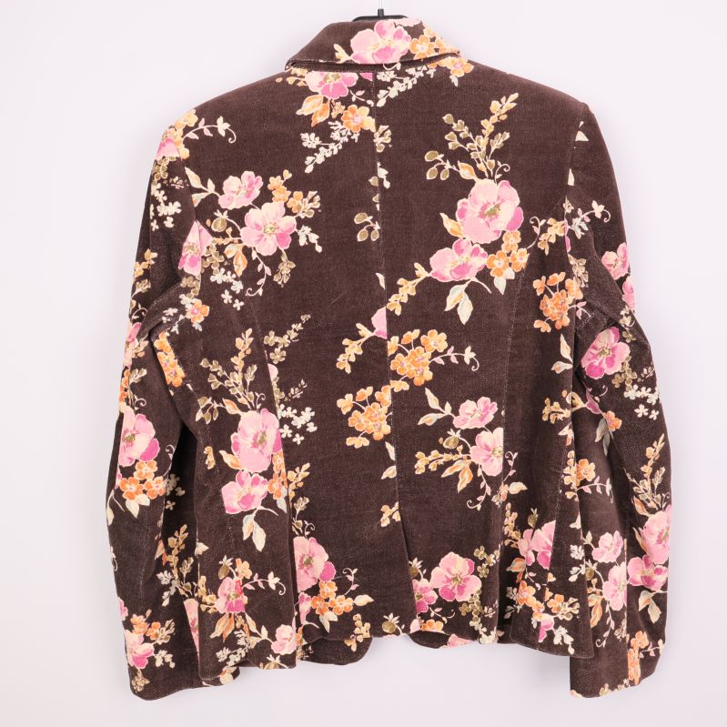 Baksidan av brun kavaj med blommigt mönster