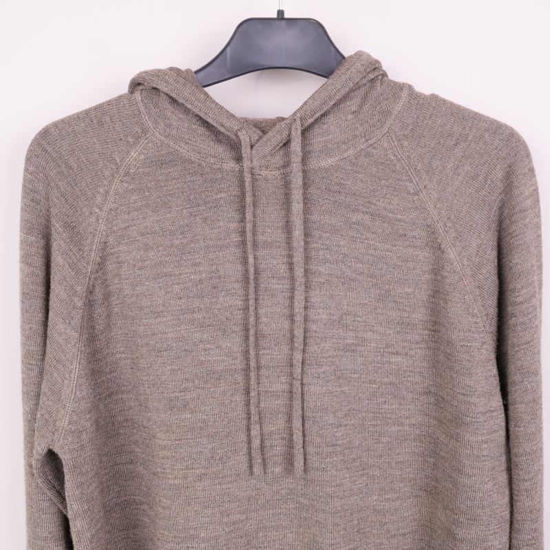 Närbild på överdelen av hoodie med huva och snören