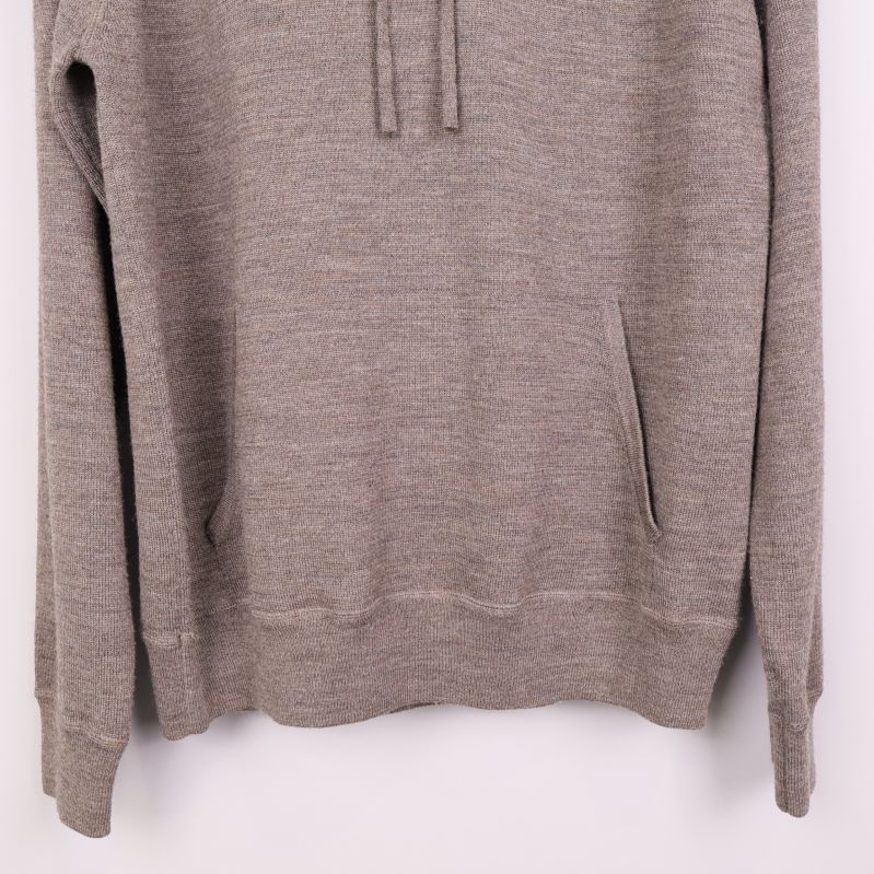 Närbild på ficka och ärmslut på hoodie