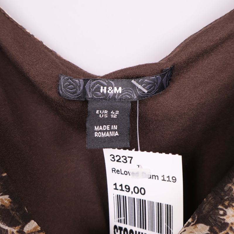 Närbild på H&M-etikett och storleksmärkning i nacken
