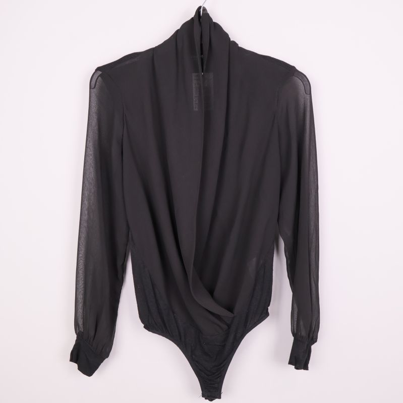 Svart body med draperad front och transparenta ärmar på galge