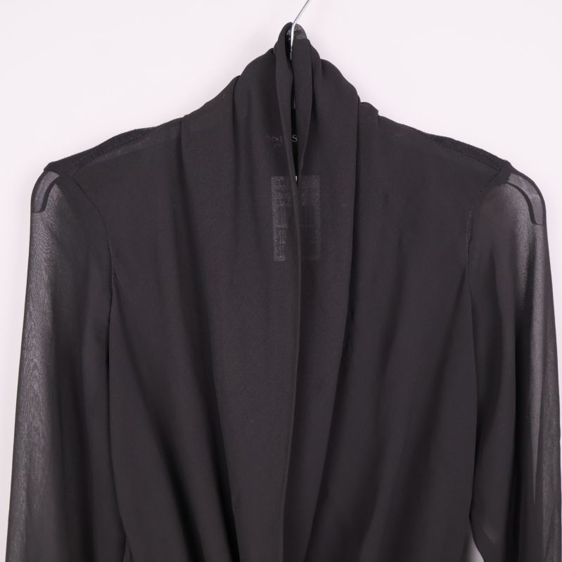 Närbild på överdelen med draperad front och meshärmar
