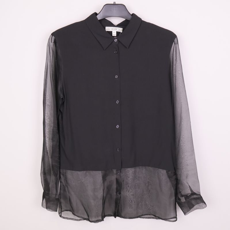 Svart blus med transparenta ärmar och nederdel helbild framifrån