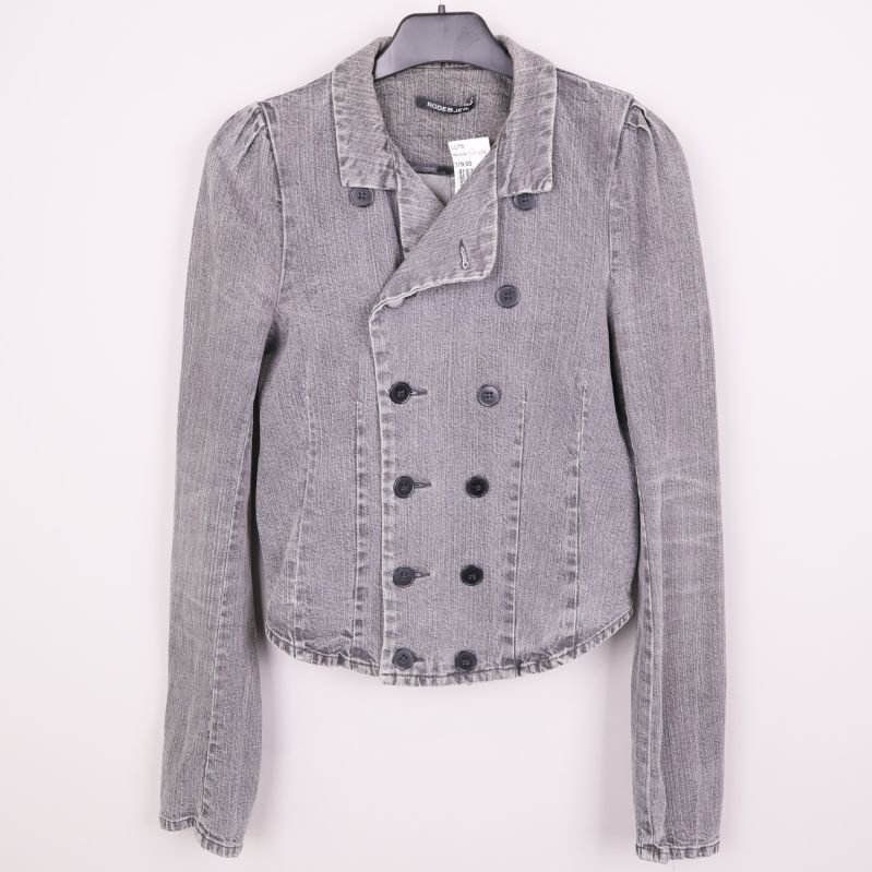 Framsida av kort grå denimjacka med dubbelknäppning