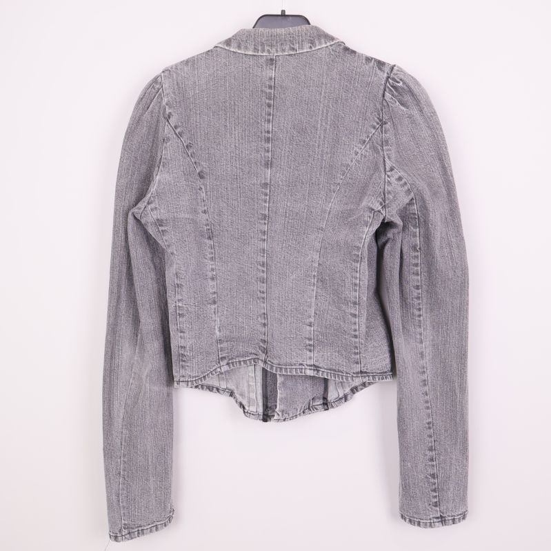Baksida av grå denimjacka med tydliga sömmar