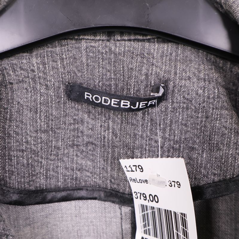 Rodebjer logotyp synlig på insidan av jackans krage