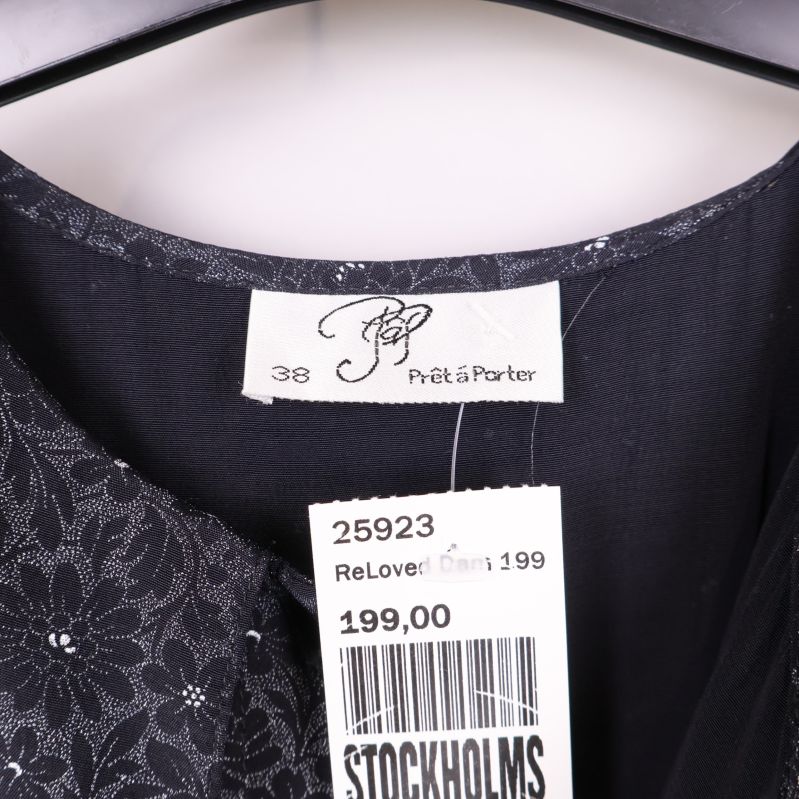 Prêt à Porter-märkeslapp i nacken med storlek 38