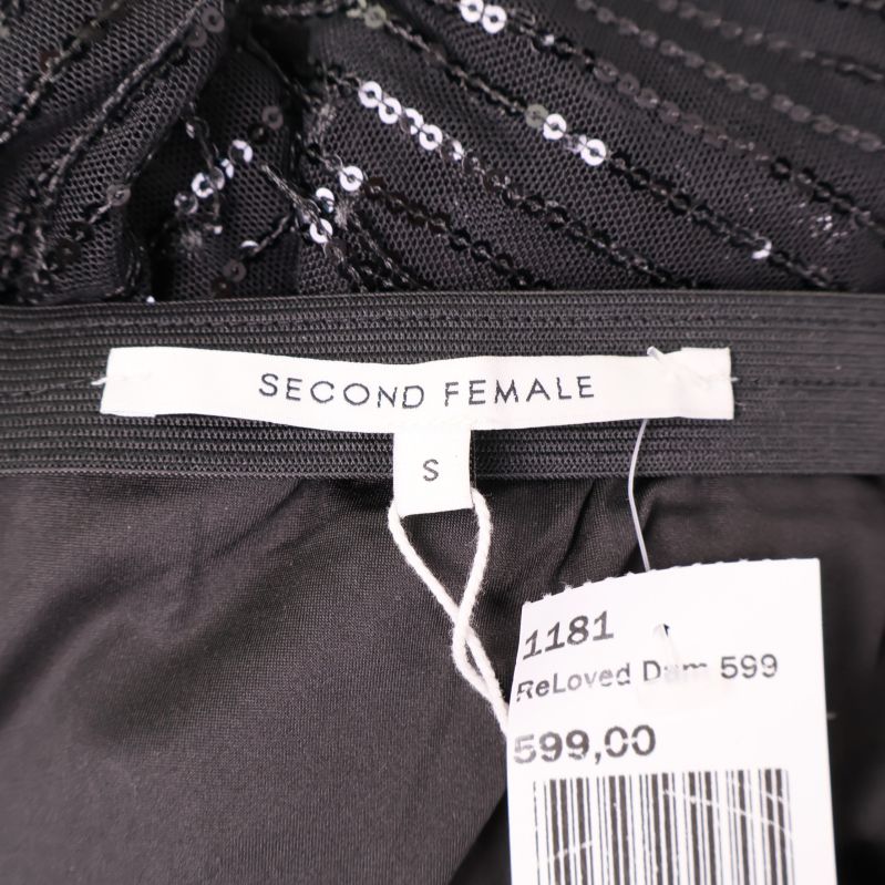 Varumärkestagg med texten Second Female och storlek S
