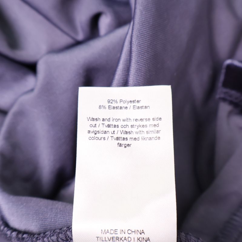 Materiallapp visar 92% polyester och 8% elastan