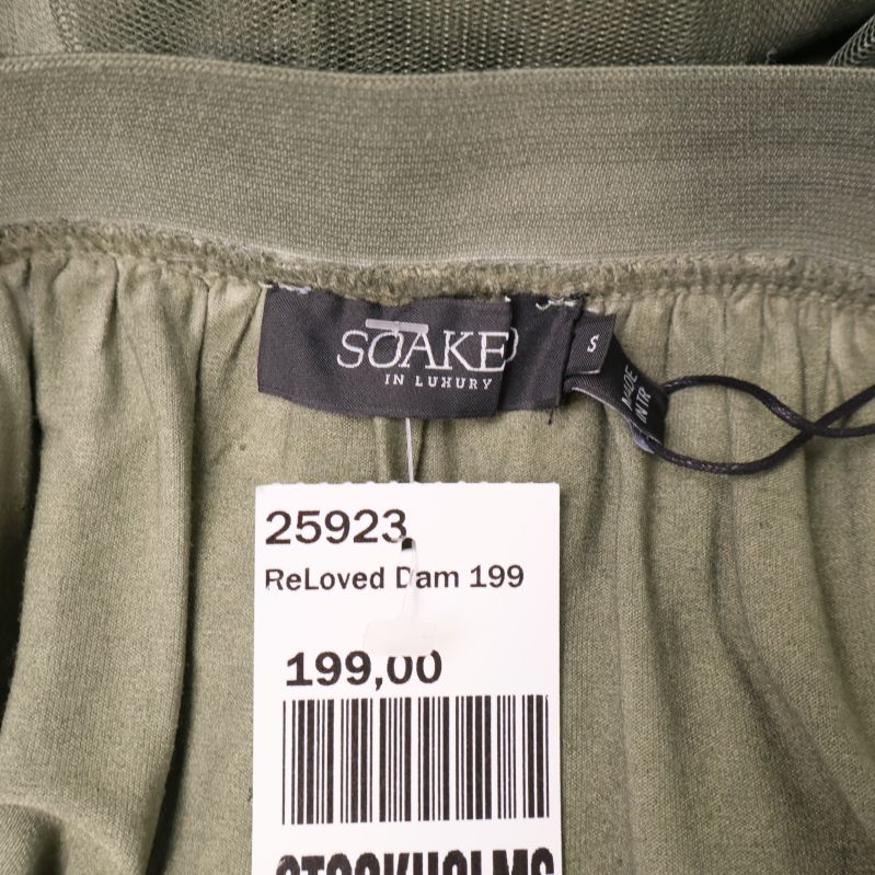 Närbild på svart Soaked In Luxury-lapp i kjolens midja