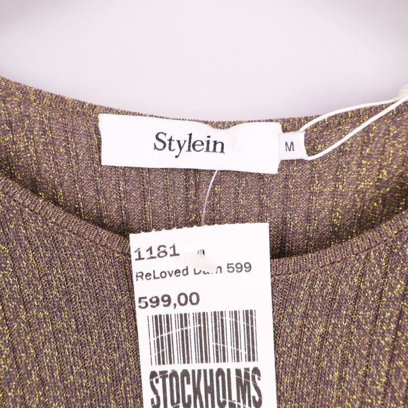 Närbild på Stylein-etikett och storlekslapp