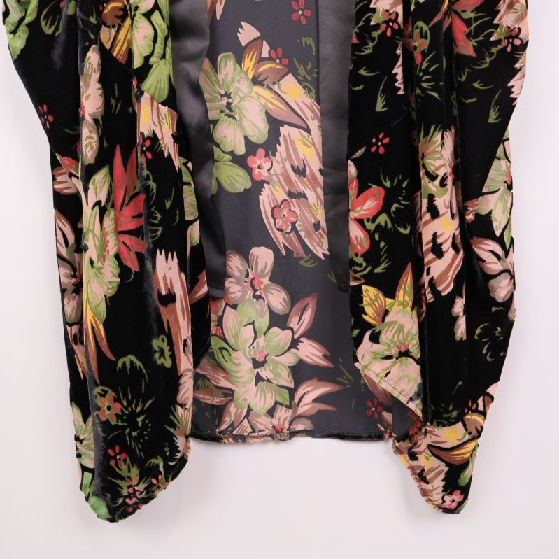 Nederkant på kimono visar tyg och mönster