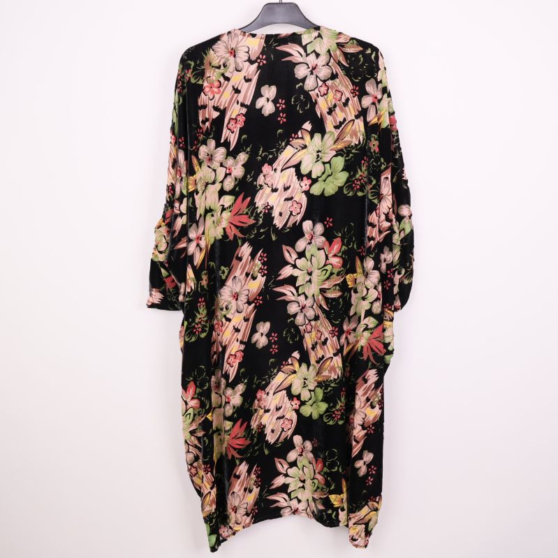 Baksida av kimono med blomprint och rak passform