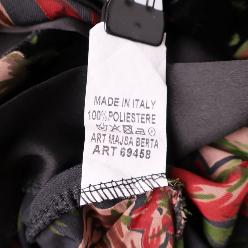 Materiallapp visar 100% polyester och tvättråd