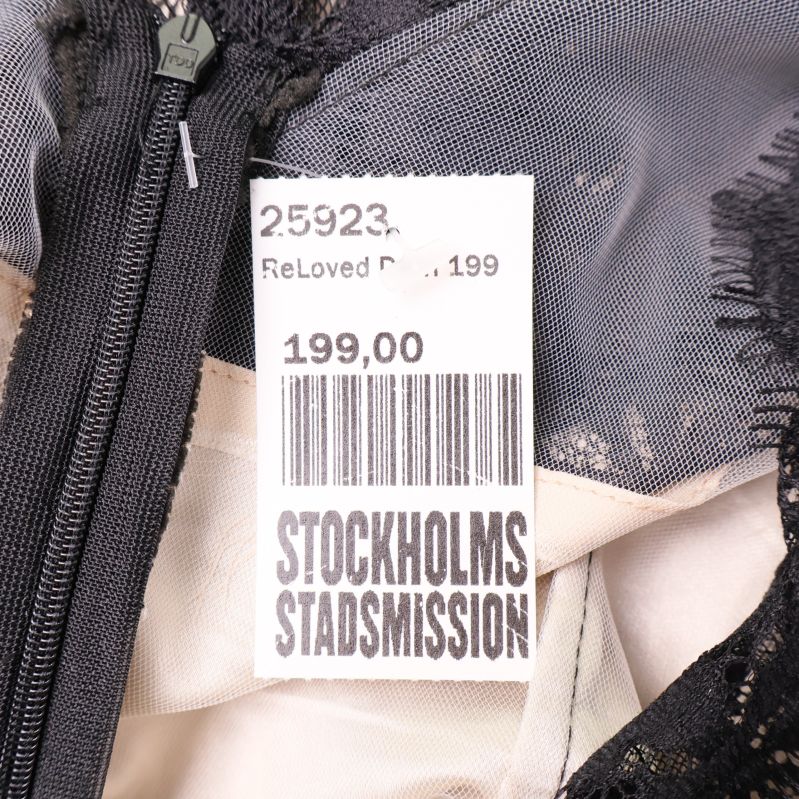Prislapp från Stockholms Stadsmission insydd i plagget
