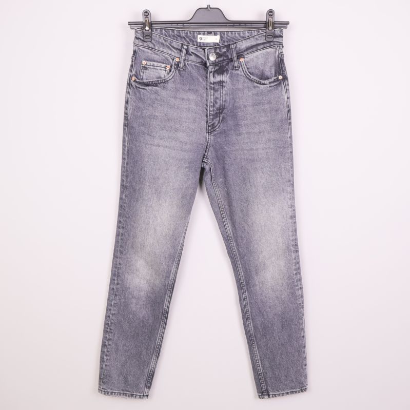 Grå tvättade jeans med raka ben framifrån