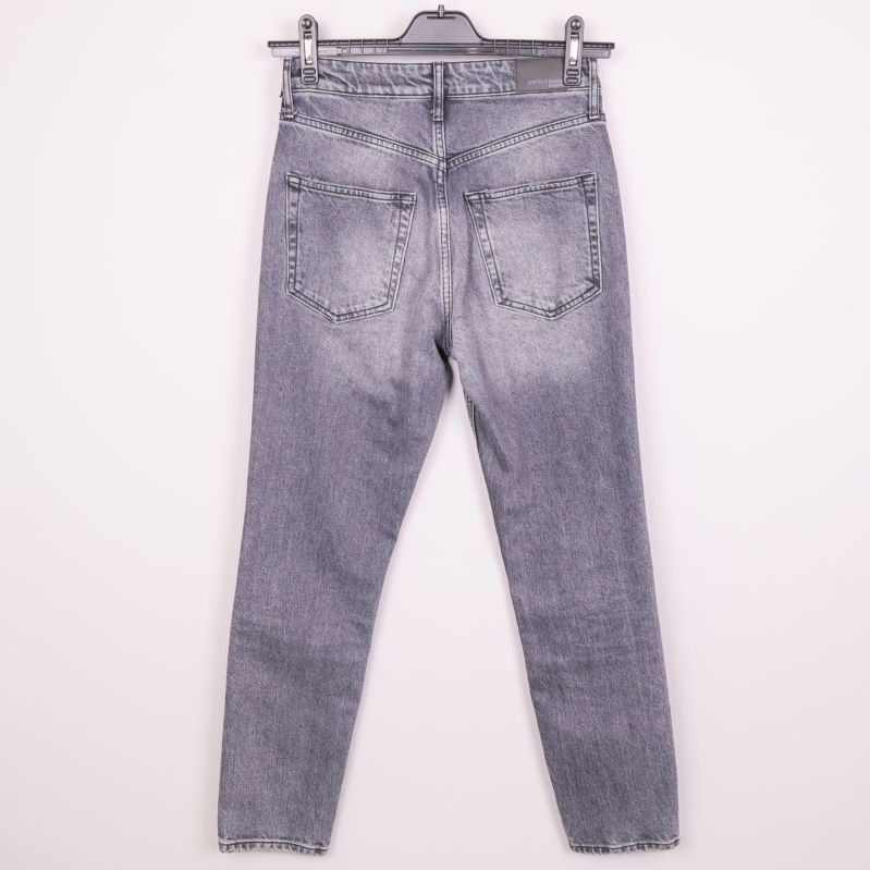 Grå jeans bakifrån med två bakfickor
