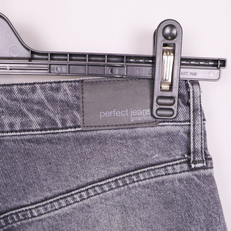 Detalj på bakre etiketten med texten perfect jeans