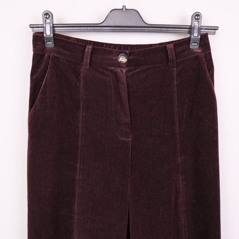 Närbild på byxans midja och fickor framtill