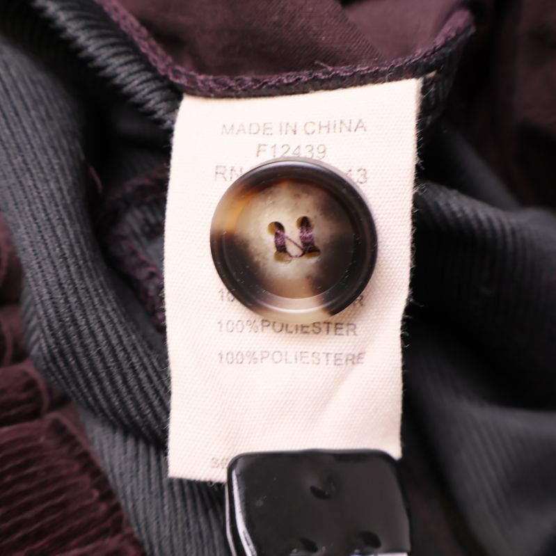 Materiallapp visar 100% polyester inuti byxan