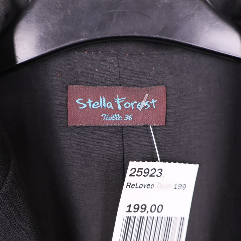 Stella Forest etikett i kavajens insida