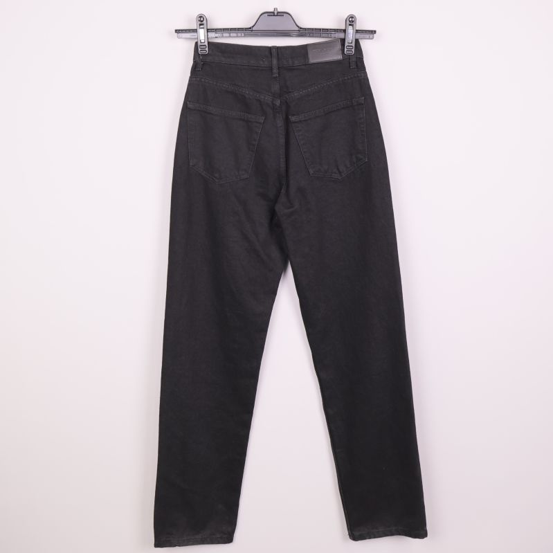 Baksidan av svarta raka jeans med fickor