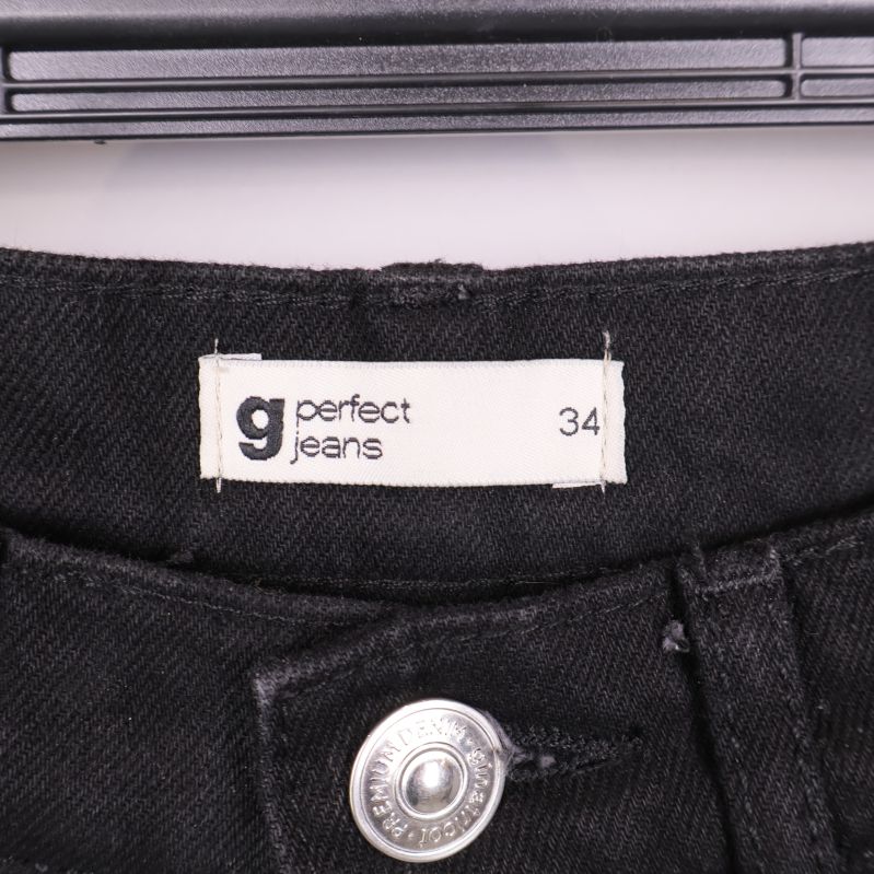 Etikett i midjan på jeans med storlek 34 och texten g perfect jeans