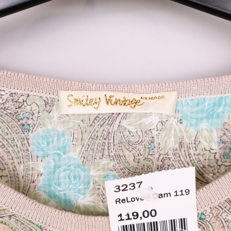Tröjans varumärkesetikett med texten Smiley Vintage