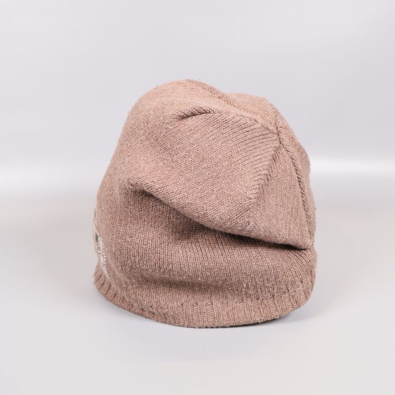 Baksidan av beige stickad mössa utan dekor
