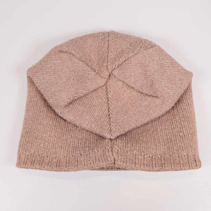 Plattlagd baksida av stickad beige mössa
