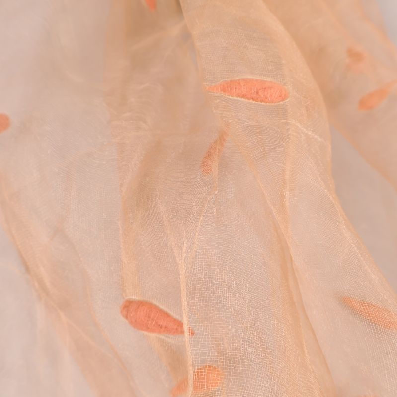 Detaljbild på aprikos sjal med broderat mönster