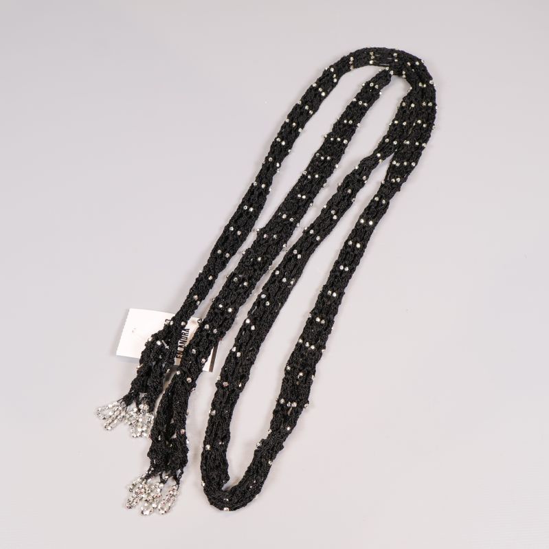 Långt svart halsband med dekorativa pärlor och hängande detaljer