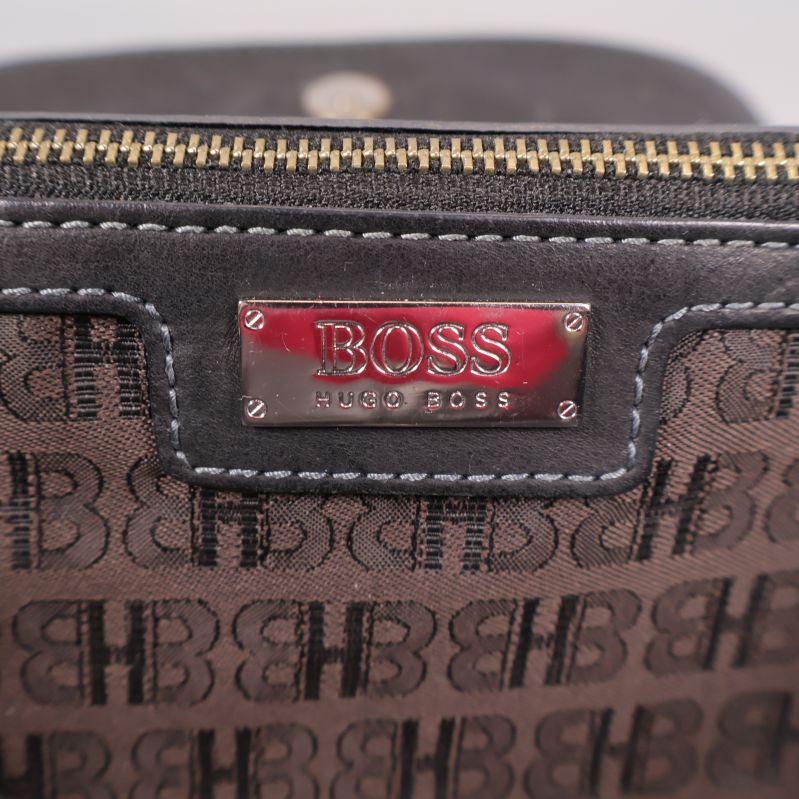 Närbild logotyp BOSS Hugo Boss på väska