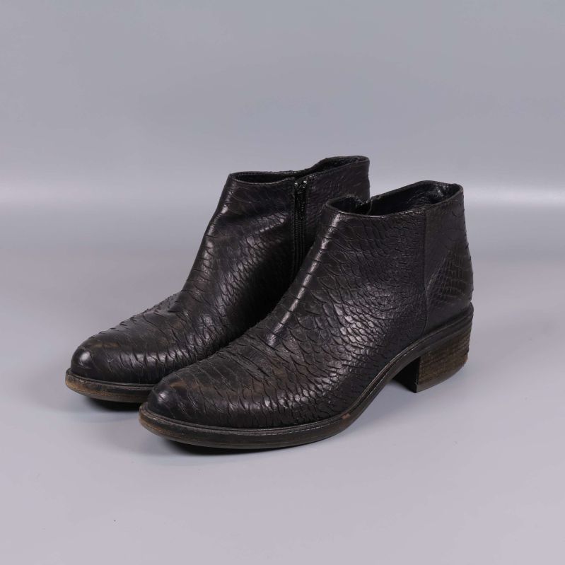 Svarta ankelboots med strukturmönster och låg klack