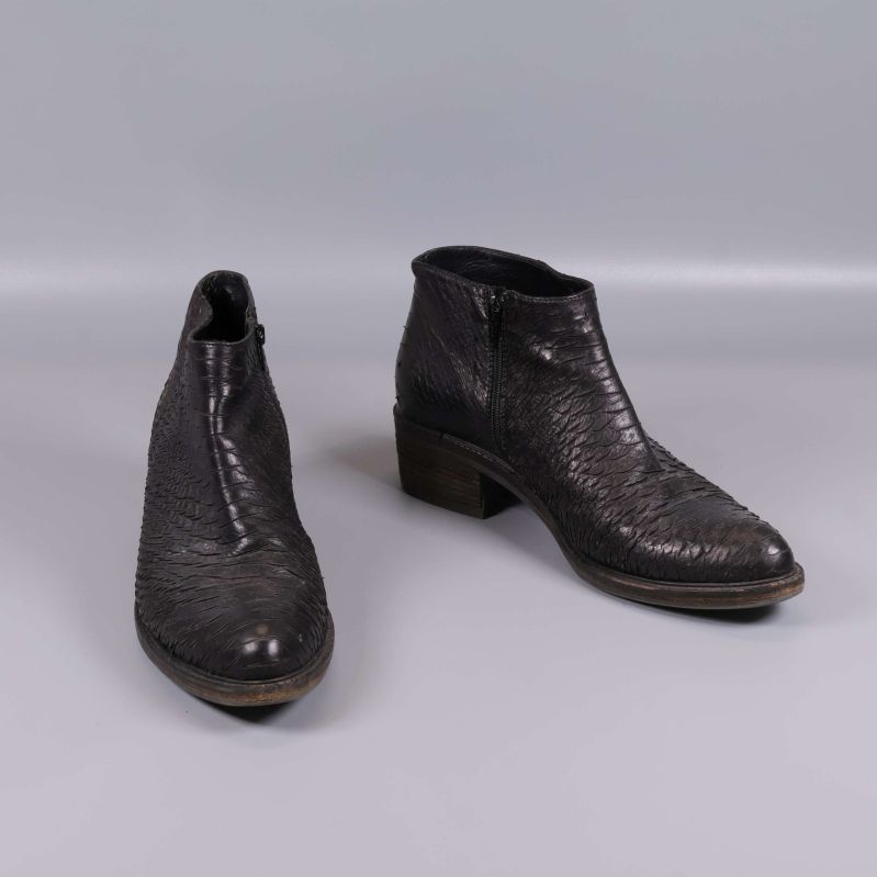 Par ankelboots fotade från sidan och snett framifrån