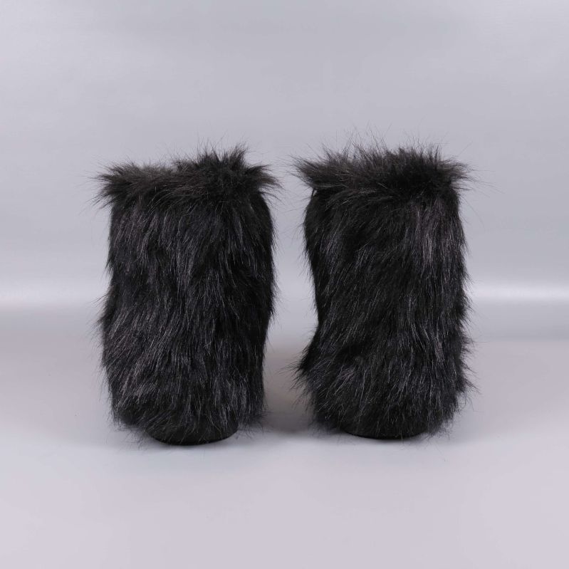 Baksidan av ett par svarta boots med pälsstruktur