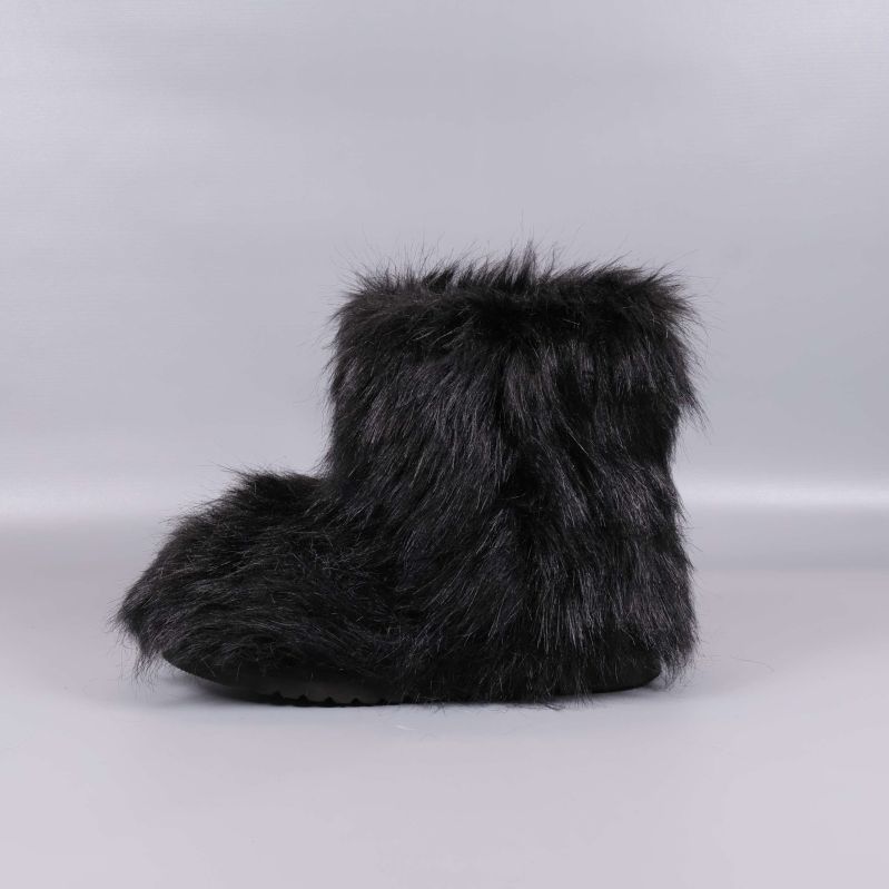 Svarta boots med päls fotograferade från andra sidan
