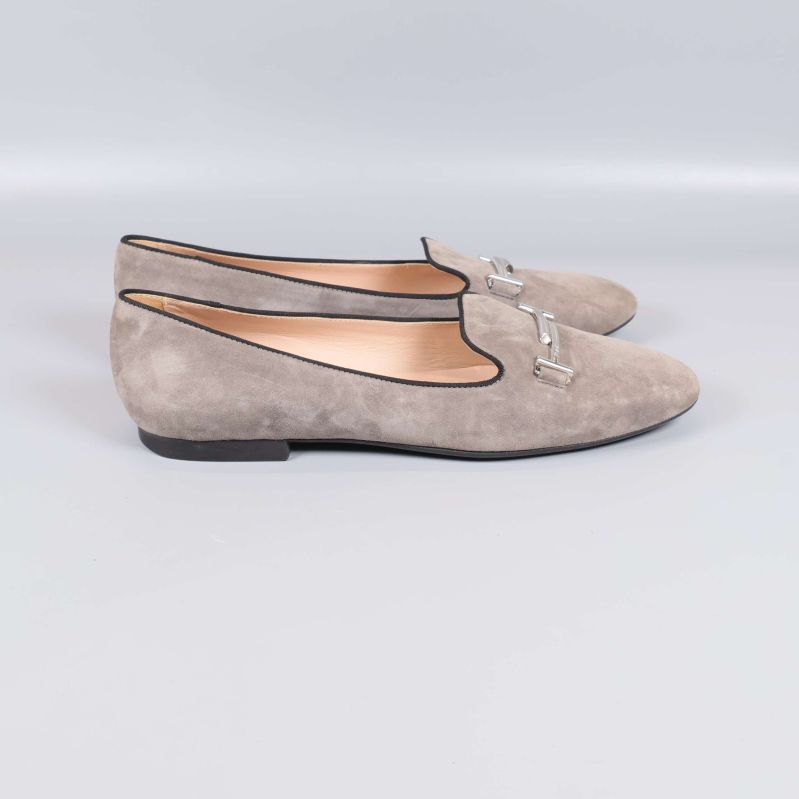 Loafers/Ballerina i beige mocka sedda från sidan