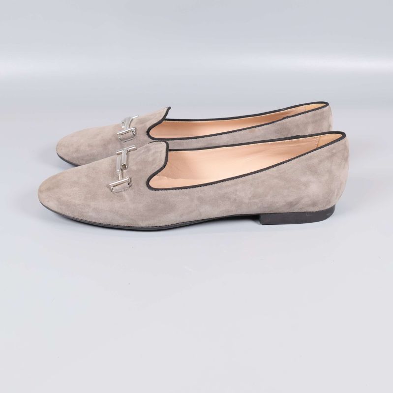 Grå ballerina i mocka sedda från vänster sida