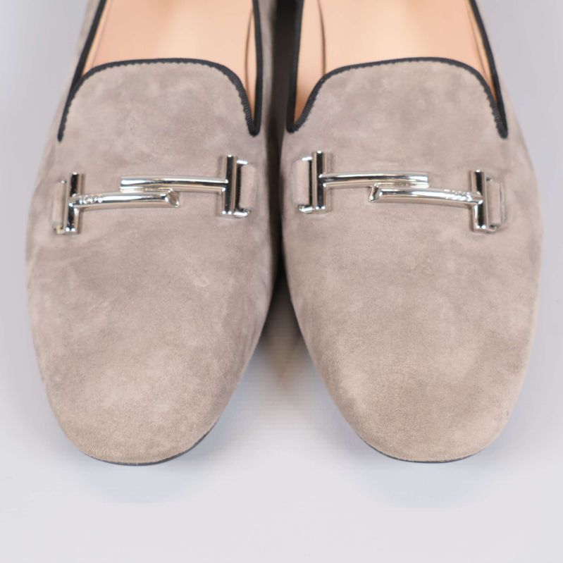 Närbild på mocka och metallspänne på loafers