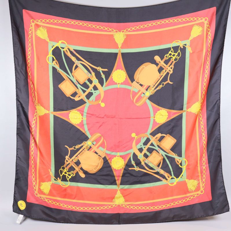 Kvadratisk scarf med färgstarkt och detaljerat mönster