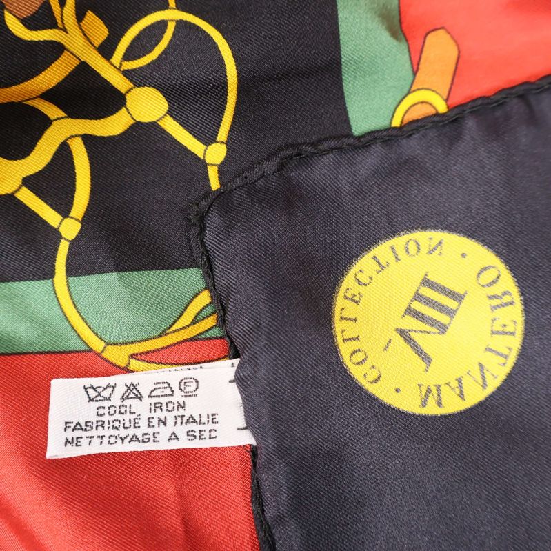 Närbild på scarfens hörn med tvättråd och Mantero-logotyp