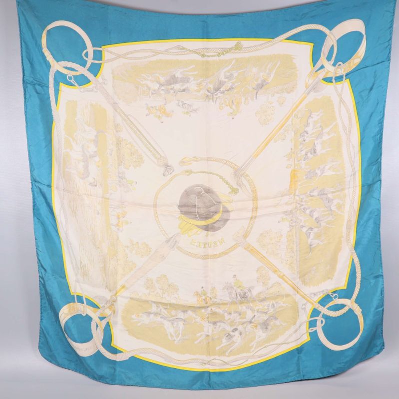 Baksidan av en mönstrad scarf med blå ytterkant