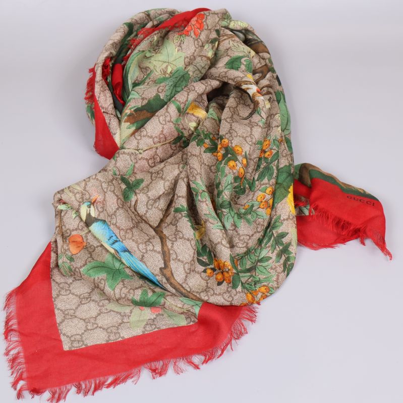 Hopvikt scarf med röda kanter och detaljerat blommönster