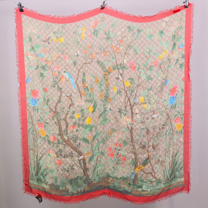  Scarf från Gucci med blommigt och fågelmönster samt röd kant