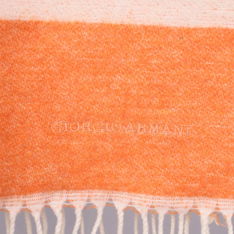 Broderad Giorgio Armani-logotyp på orange rand
